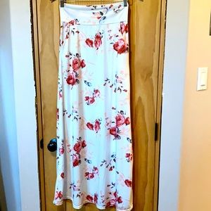 White and red rose maxi skirt. Front pockets. Looks new